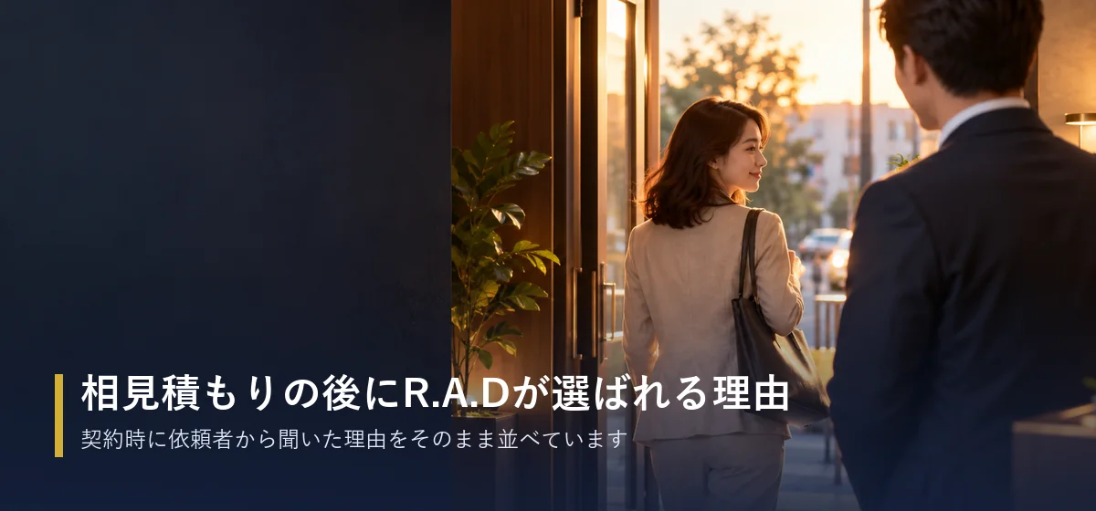 相談者に資料を示しながら説明する探偵