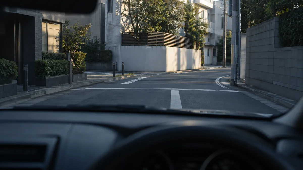 対象の車が角を曲がった直後の交差点