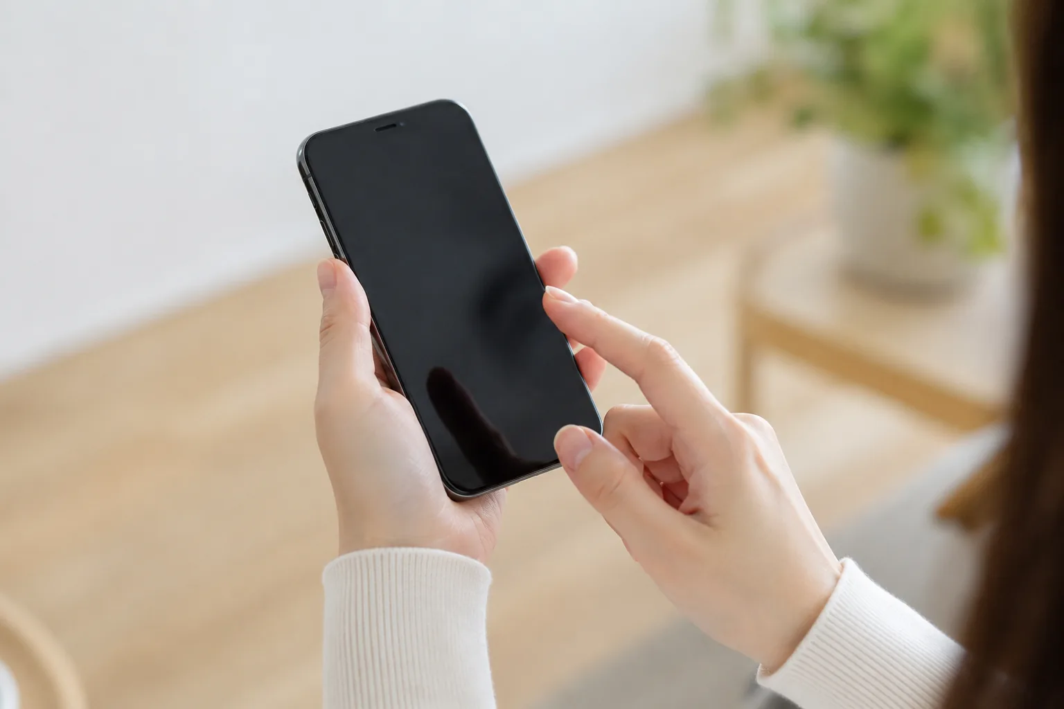 スマホでメッセージアプリを操作する手元・カカオトーク不倫のイメージ
